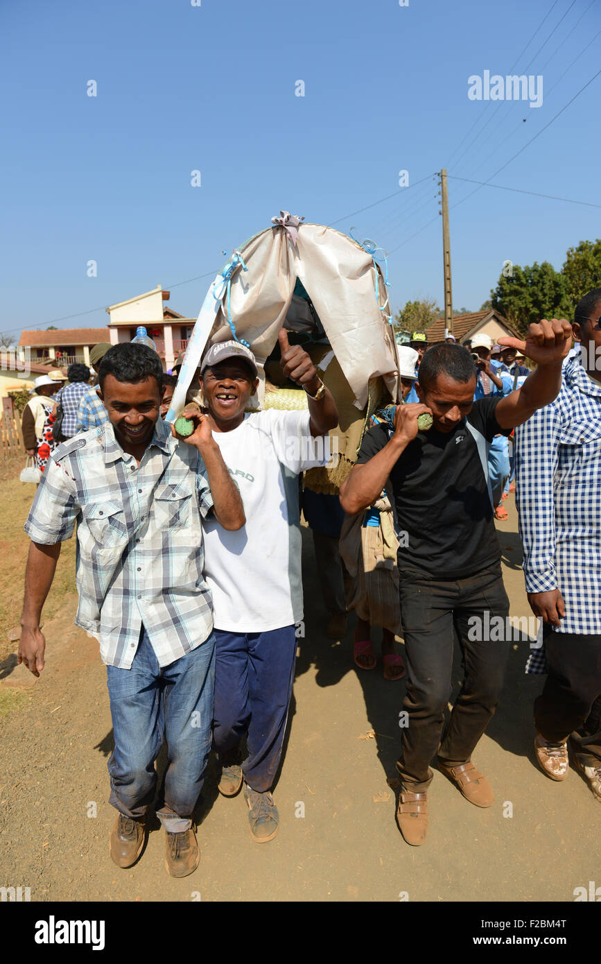 Un corpo viene effettuata della tomba. Famadihana ( attivazione delle ossa ) cerimonia in Madagascar centrale. Foto Stock