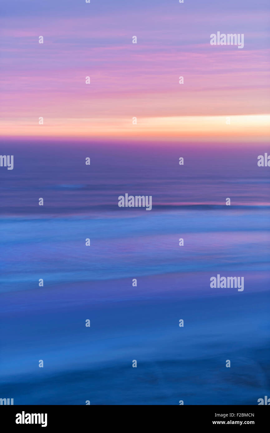 Oceano e cielo a sunrise astratto, in-fotocamera motion blur. Florida, costa atlantica, vista aerea. Foto Stock