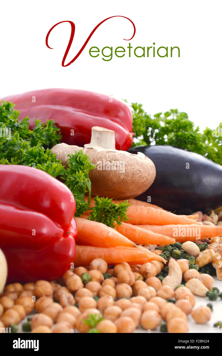 Cibo vegetariano comprese verdure, noci e legumi con copia spazio su uno sfondo bianco. Foto Stock