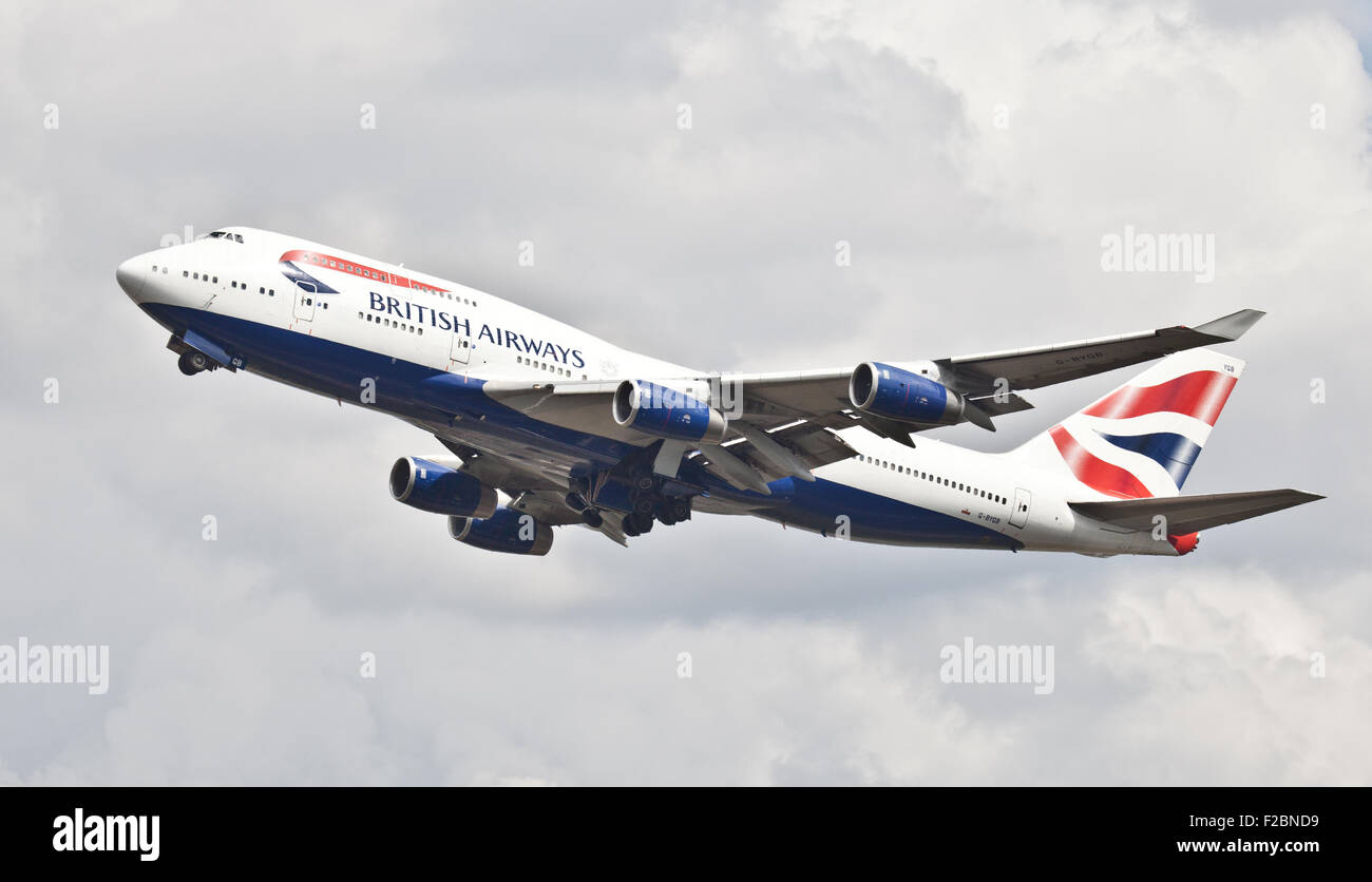 British Airways Boeing 747 jumbo getto G-BYGB decollare da London Heathrow Airport LHR Foto Stock