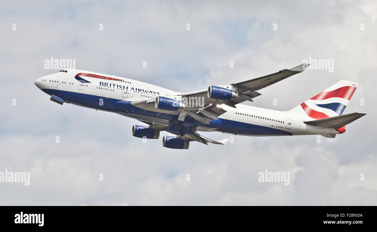 British Airways Boeing 747 jumbo getto G-BYGB decollare da London Heathrow Airport LHR Foto Stock