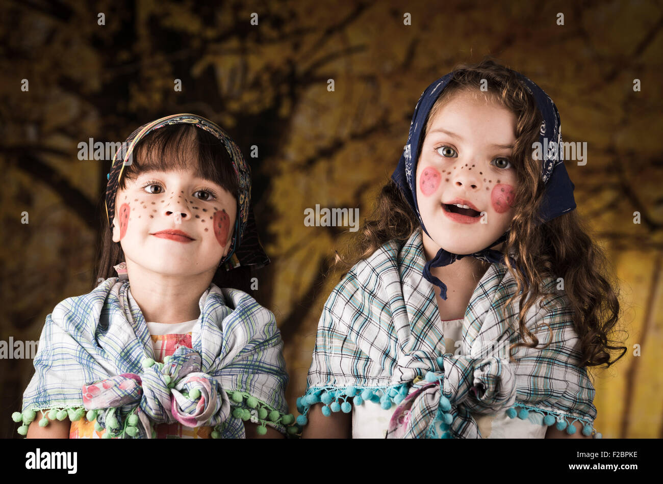 Carino bambine vestite come una tradizionale Pasqua streghe Foto Stock