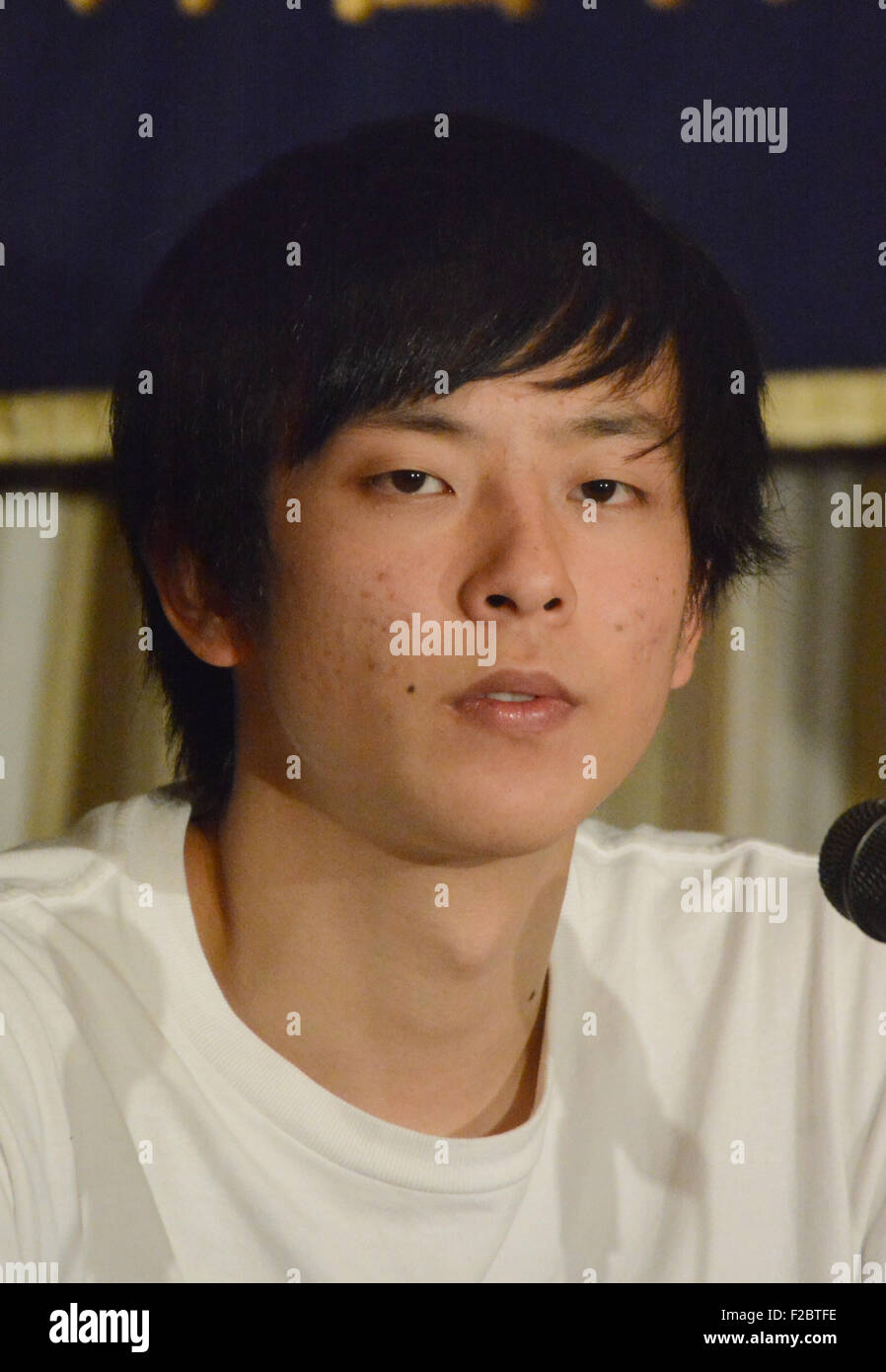 Tokyo, Giappone. Xvi Sep, 2015. Nobukazu Honma, membro di SEALDs, studenti azione di emergenza per la democrazia liberale-s, parla nel corso di una conferenza stampa a Tokyo's corrispondenti stranieri Club del Giappone su Mercoledì, 16 settembre 2015. Spontaneamente lanciato il giorno di costituzione il 3 maggio 2015, il lasco maglia gruppo ha stabilito una posizione leader come avversario del governo sponsorizzato dalle legislazioni relative al Giappone della sicurezza nazionale in una serie di dimostrazioni intorno all'edificio dell'Alimentazione Nazionale nel cuore di Tokyo. Credito: Kaku Kurita/AFLO/Alamy Live News Foto Stock