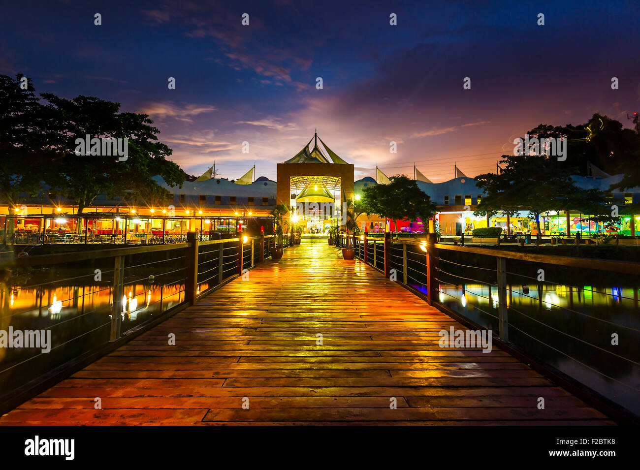 Il Bukit Merah Laketown Resort durante il tramonto Foto Stock