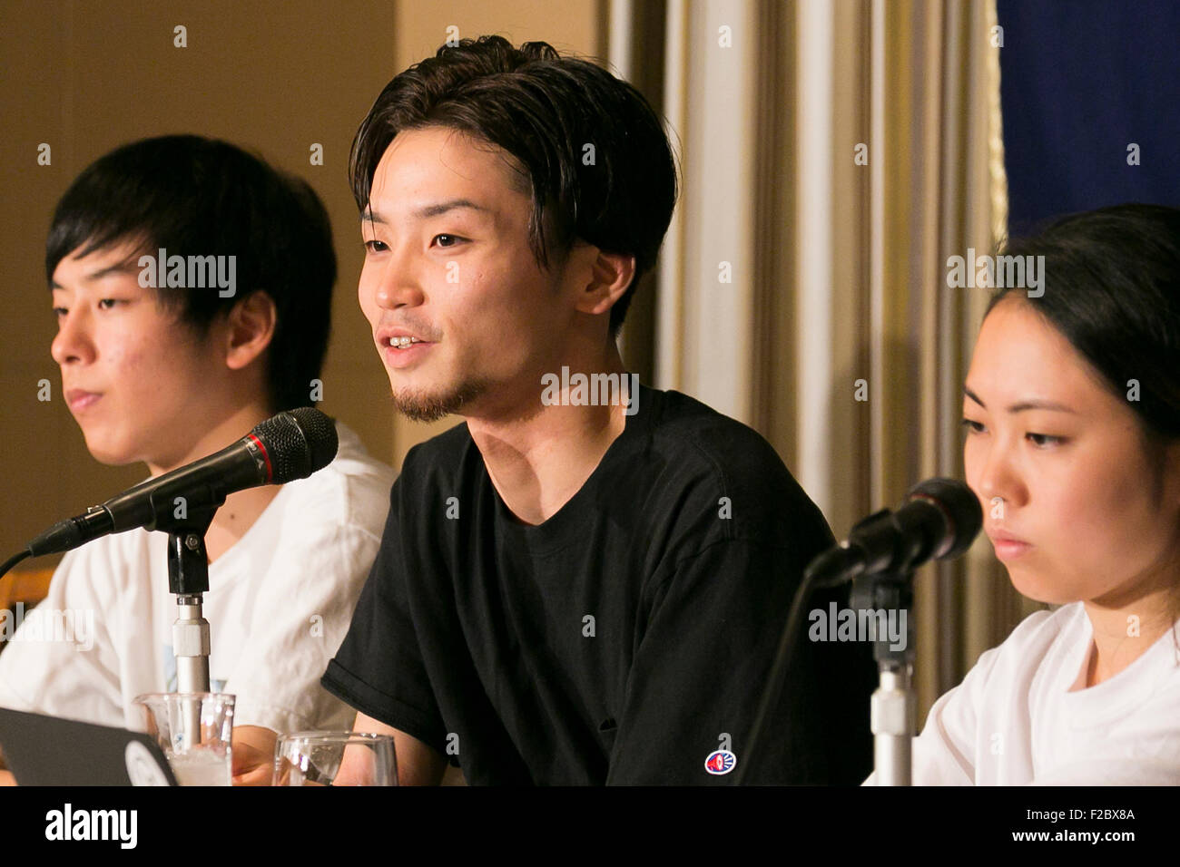 (L a R) Nobukazu Honma, Aki Okuda e Mana Shibata, membri di SEALDs (studenti azione di emergenza per liberale) parlare durante una conferenza stampa presso i corrispondenti stranieri' Club del Giappone il 16 settembre 2015, Tokyo, Giappone. Il 30 agosto 2015 il movimento studentesco disposta la più grande manifestazione mai realizzata in Tokyo, secondo la NHK News, quando gli organizzatori rivendicazione 120.000 persone si sono riuniti per esprimere la loro opposizione al Primo Ministro Shinzo Abe nuova sicurezza fatture. In un paese che non è noto per la partecipazione politica o per protestare, la nascita del Giappone il più grande movimento studentesco a partire dagli anni sessanta Foto Stock