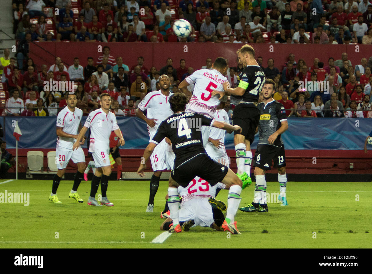Sevilla, Spagna. Xv Sep, 2015. Tony Jantschke di Moenchengladbach (R) germogli di fronte Timothee Kolodziejczak di Sevilla (L) durante la UEFA Champions League Gruppo D partita di calcio tra Sevilla FC e Borussia Moechengladbach a Estadio Ramon Sanchez Pizjuan in Sevilla, Spagna, 15 settembre 2015. Foto: Daniel Gonzalez Acuna/dpa/Alamy Live News Foto Stock