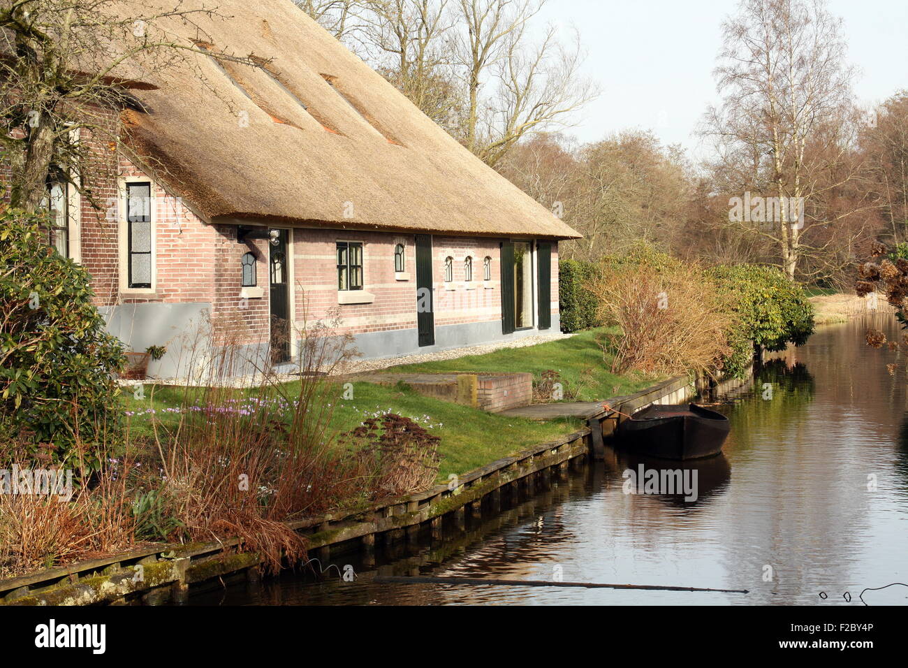 Giethoorn. Febbraio-24th-2014. Casa Tradizionale e la barca in Giethoorn. Paesi Bassi Foto Stock
