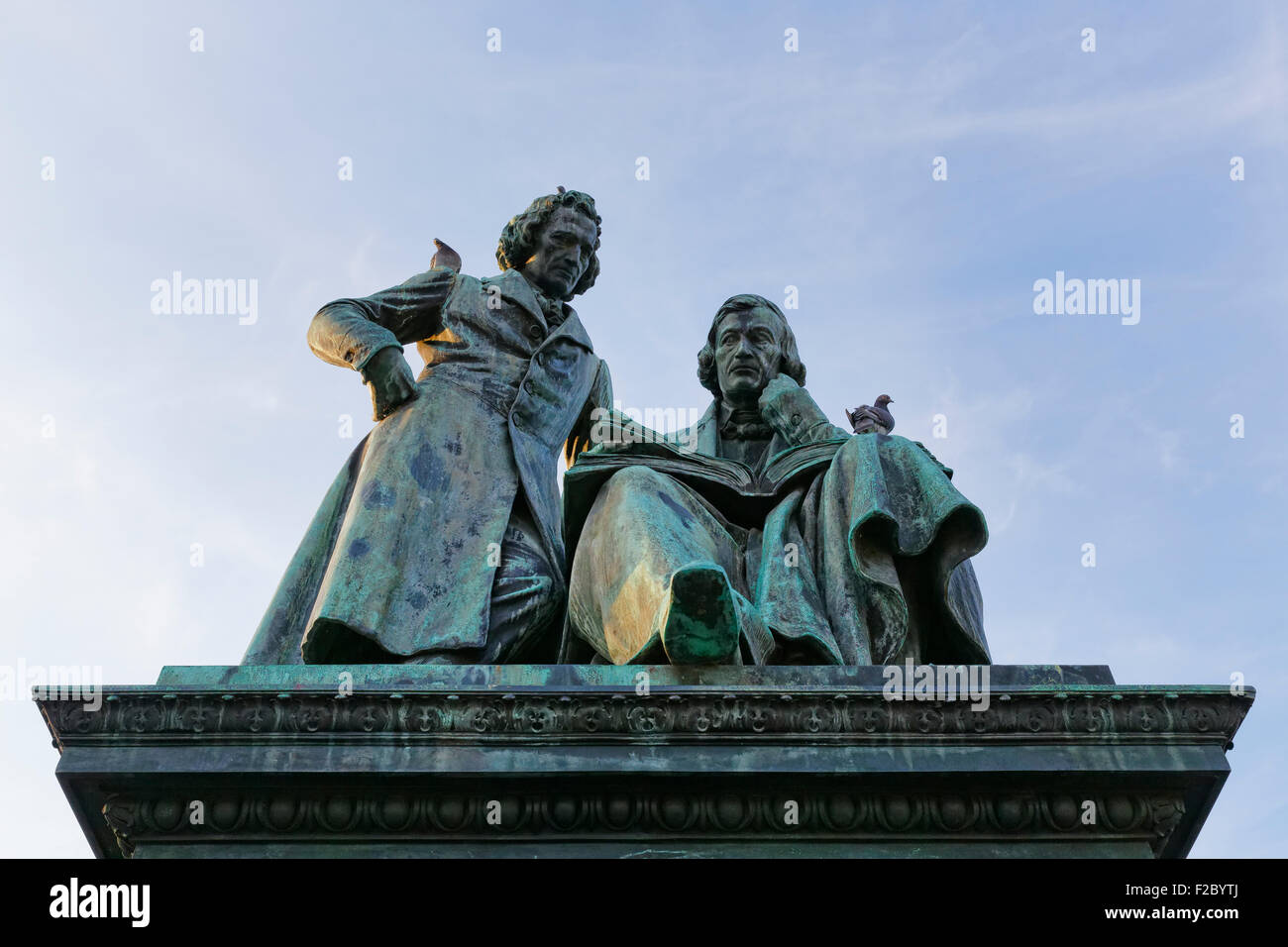 Fratelli Grimm Monumento Nazionale nella parte anteriore del Nuovo Municipio di Hanau, Hesse, Germania Foto Stock