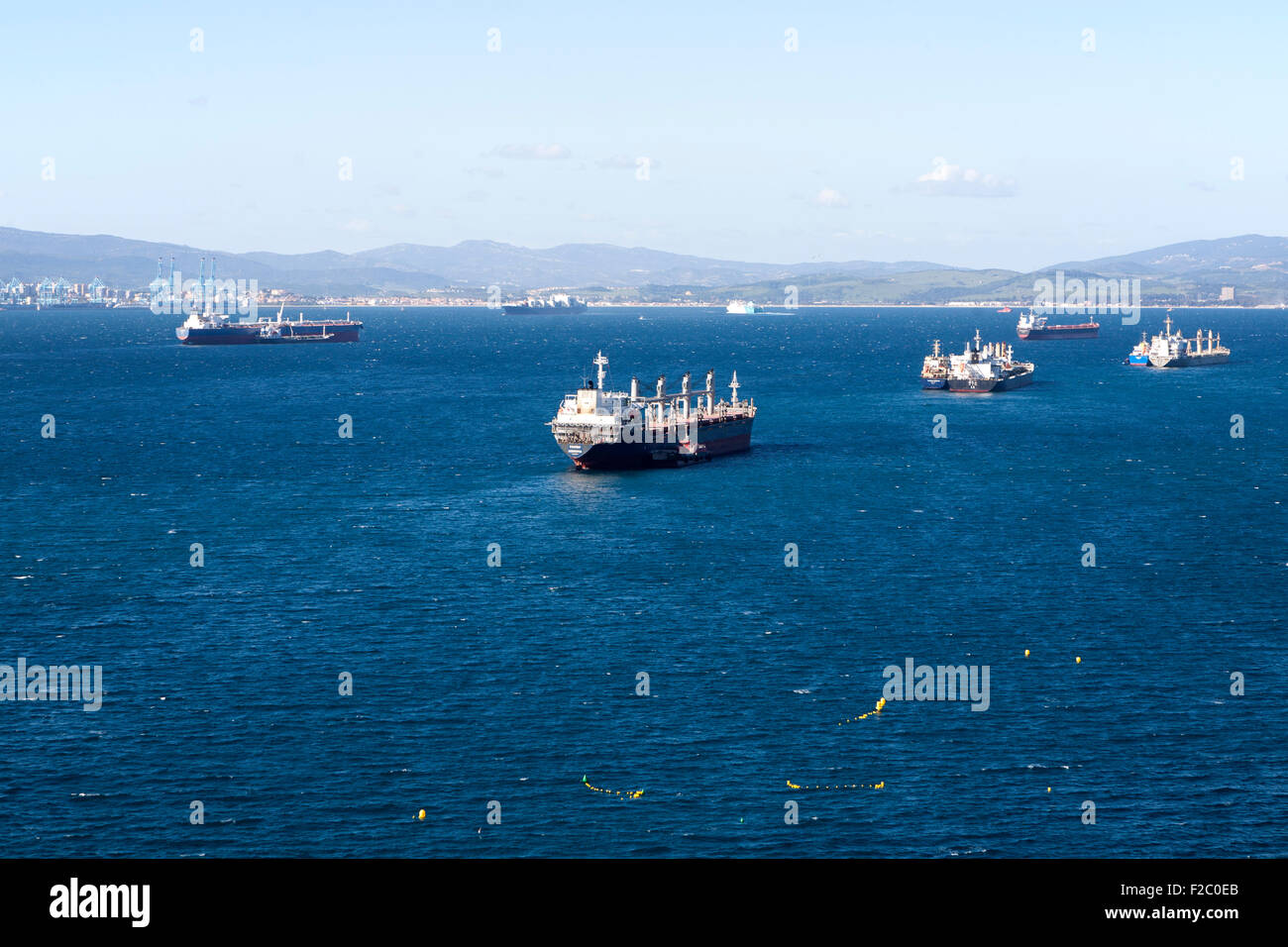 Carico olio navi ancorate nella baia tra Algericas, della Spagna e di Gibilterra, British terroritory in Europa meridionale Foto Stock