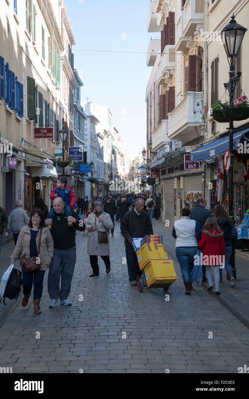 Negozi e caffetterie in Main Street, Gibilterra, British terroritory in Europa meridionale Foto Stock