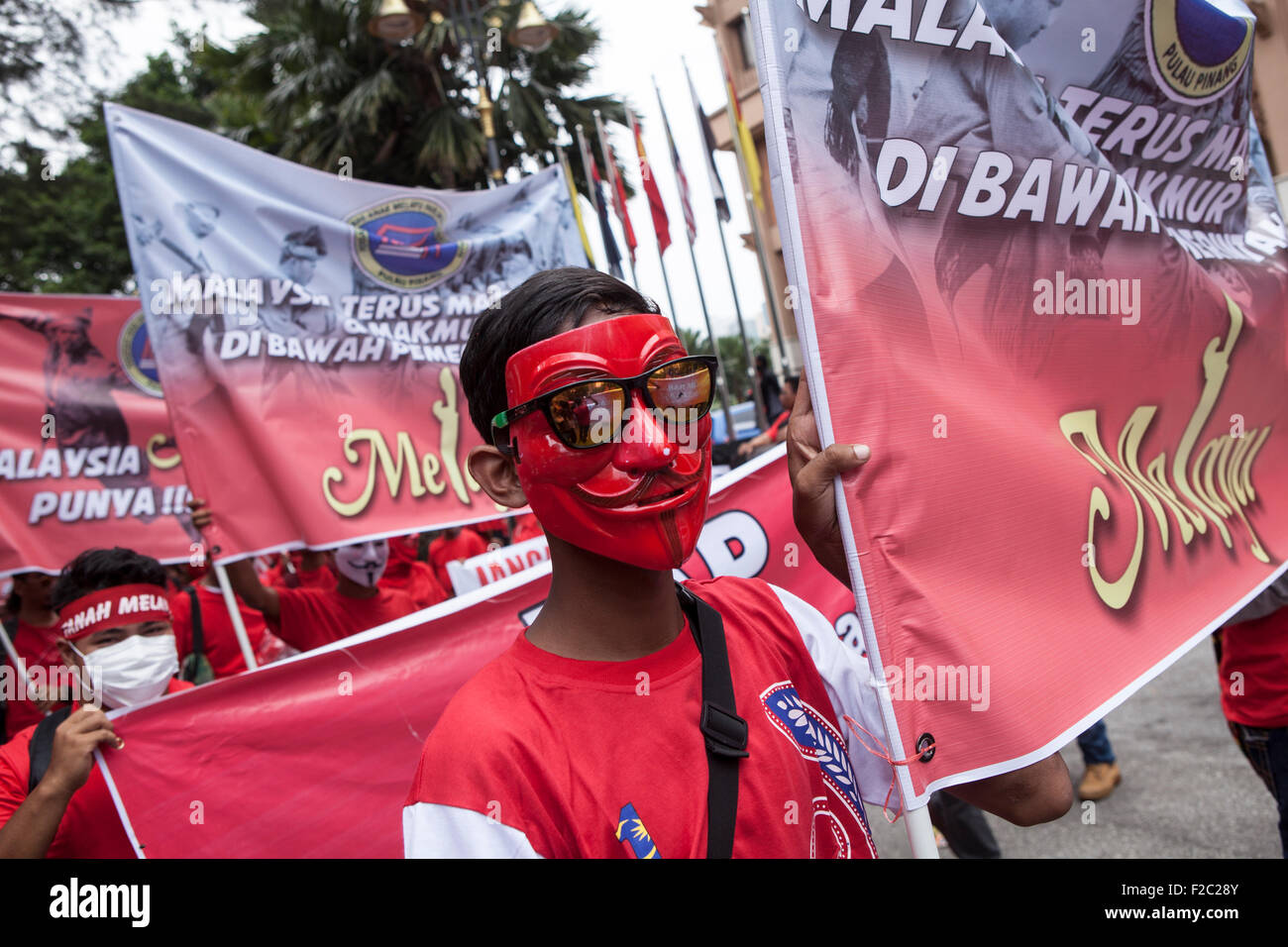 Kuala Lumpur, Malesia. Xvi Sep, 2015. Pro-governo maglietta rossa manifestanti prendere parte in una dimostrazione di Kuala Lumpur in Malesia, mercoledì 16 settembre, 2015. Migliaia di pro-Malay i dimostranti sono scesi per le strade di Kuala Lumpur il mercoledì in un rally visto come promuovere la supremazia malay nel multi-razziale nazione. Alti esponenti politici e partiti di opposizione hanno espresso la loro preoccupazione il rally potrebbe infiammare le tensioni razziali in un momento in cui il Primo Ministro Najib Razak è sotto intensa pressione a dimettersi su un presunto scandalo di corruzione. Credito: Asia File/Alamy Live News Foto Stock