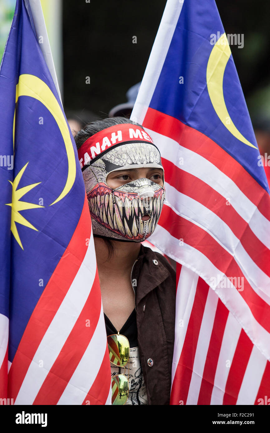 Kuala Lumpur, Malesia. Xvi Sep, 2015. Un pro-government protester prende parte in una dimostrazione di Kuala Lumpur in Malesia, mercoledì 16 settembre, 2015. Migliaia di pro-Malay i dimostranti sono scesi per le strade di Kuala Lumpur il mercoledì in un rally visto come promuovere la supremazia malay nel multi-razziale nazione. Alti esponenti politici e partiti di opposizione hanno espresso la loro preoccupazione il rally potrebbe infiammare le tensioni razziali in un momento in cui il Primo Ministro Najib Razak è sotto intensa pressione a dimettersi su un presunto scandalo di corruzione. Credito: Asia File/Alamy Live News Foto Stock