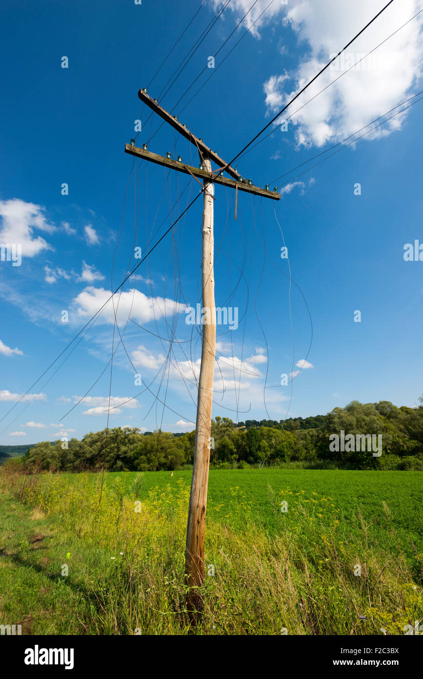 Vecchio inutili elettrico in legno il pilone con fili rotti Foto Stock