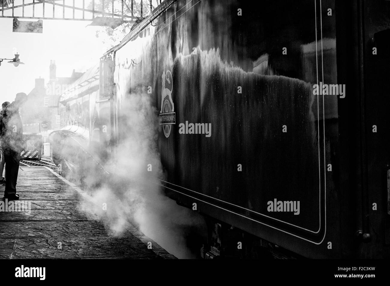 I passeggeri in attesa del treno a vapore del patrimonio linea guida a Pickering stazione Nord Yorkshire Foto Stock