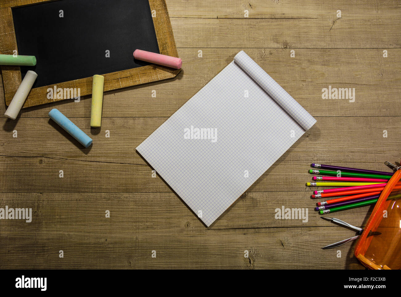 Oggetti vari per la scuola in un atmosfera sommessa Foto Stock