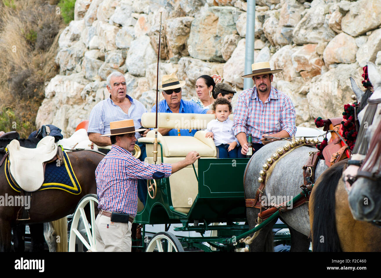 Famiglia spagnola sul carrello in stile tradizionale durante la feria di Mijas Andalusia, Spagna. Foto Stock