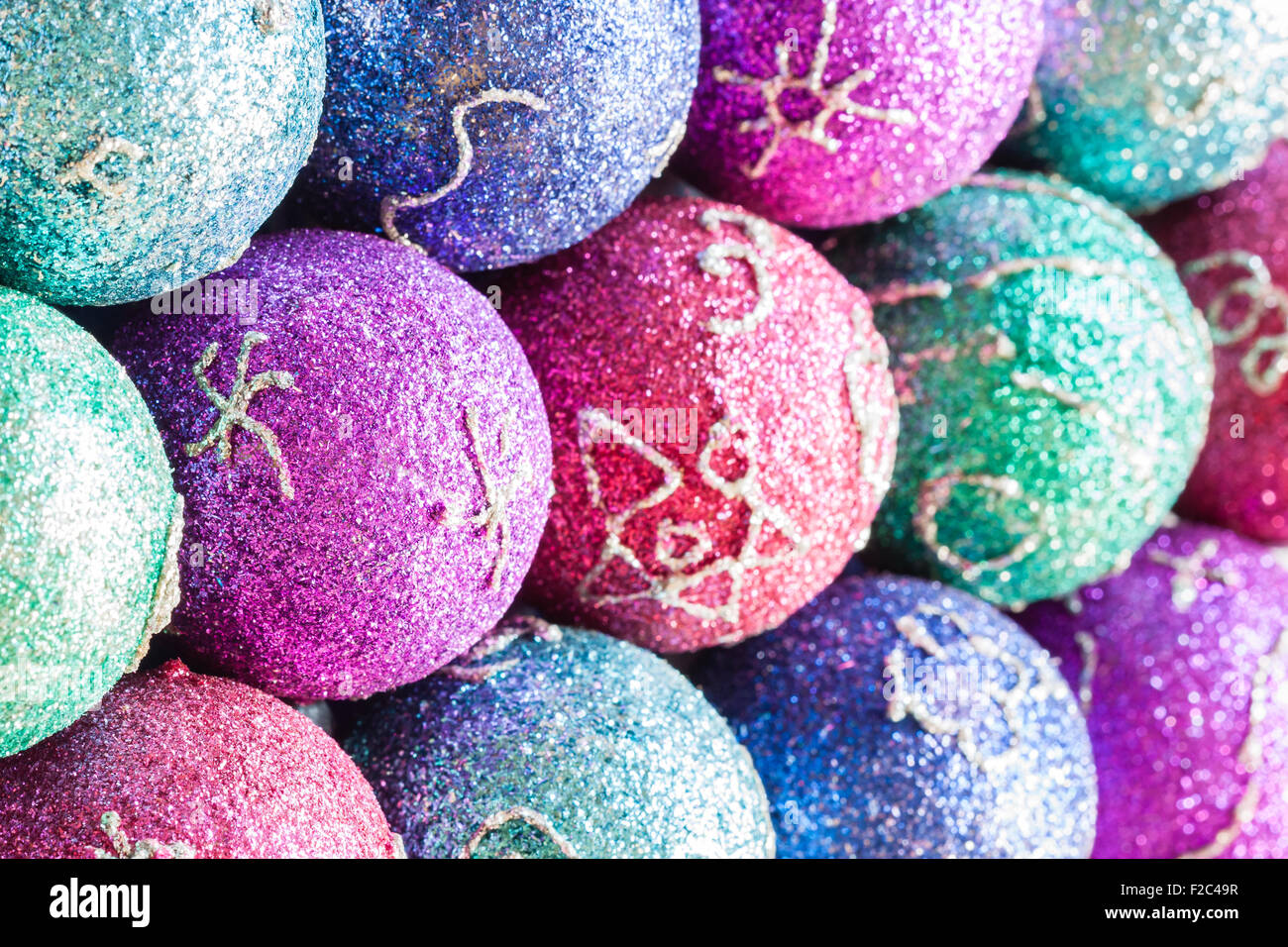 Addobbi natale con colorati glitter e semplici illustrazioni di festa. Profondità di campo utilizzato per lo sfondo. Foto Stock