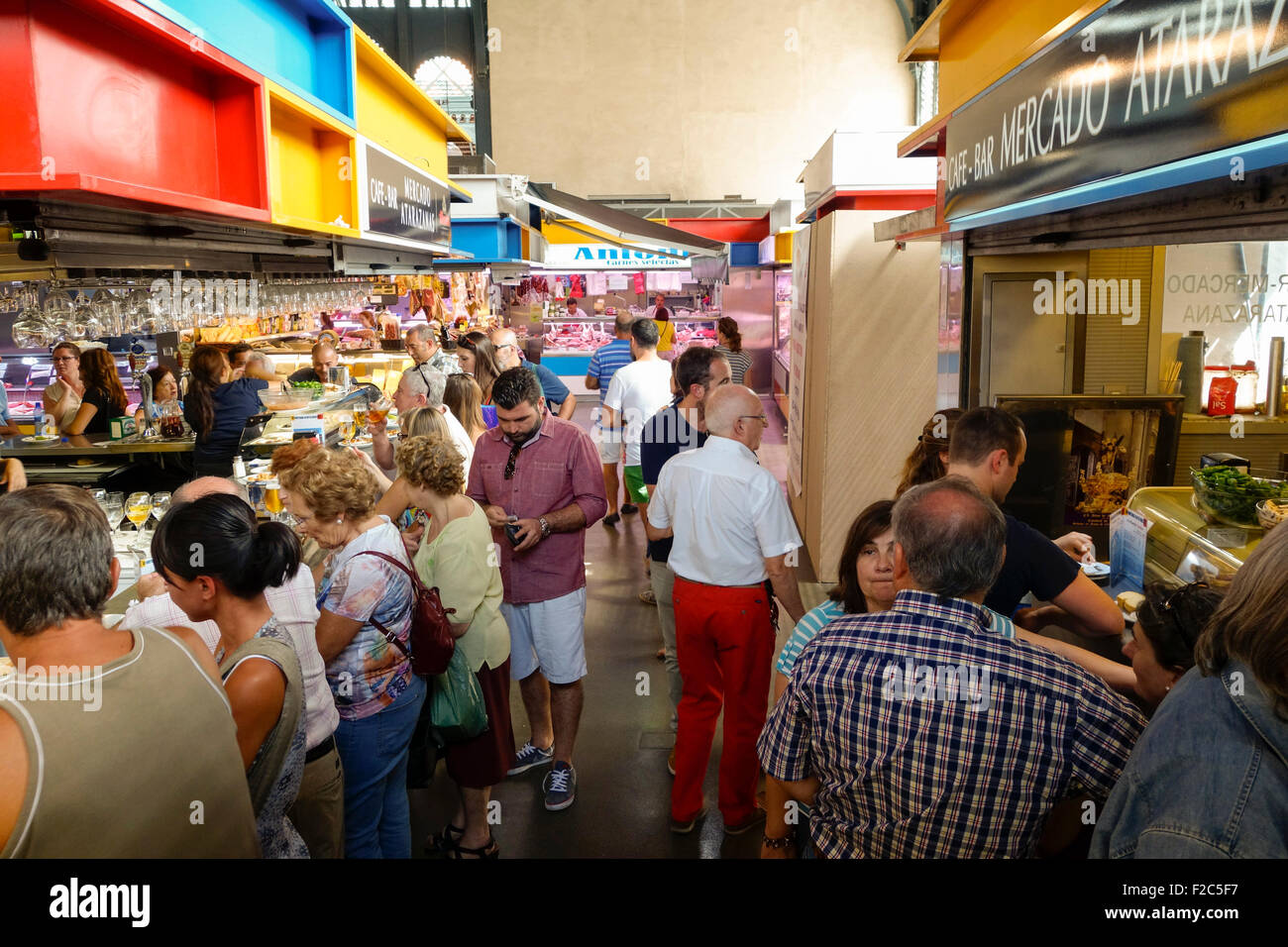 Interno di Atarazanas, Mercato coperto con i visitatori di tapas a base di pesce in Malaga, Andalusia, Spagna. Foto Stock