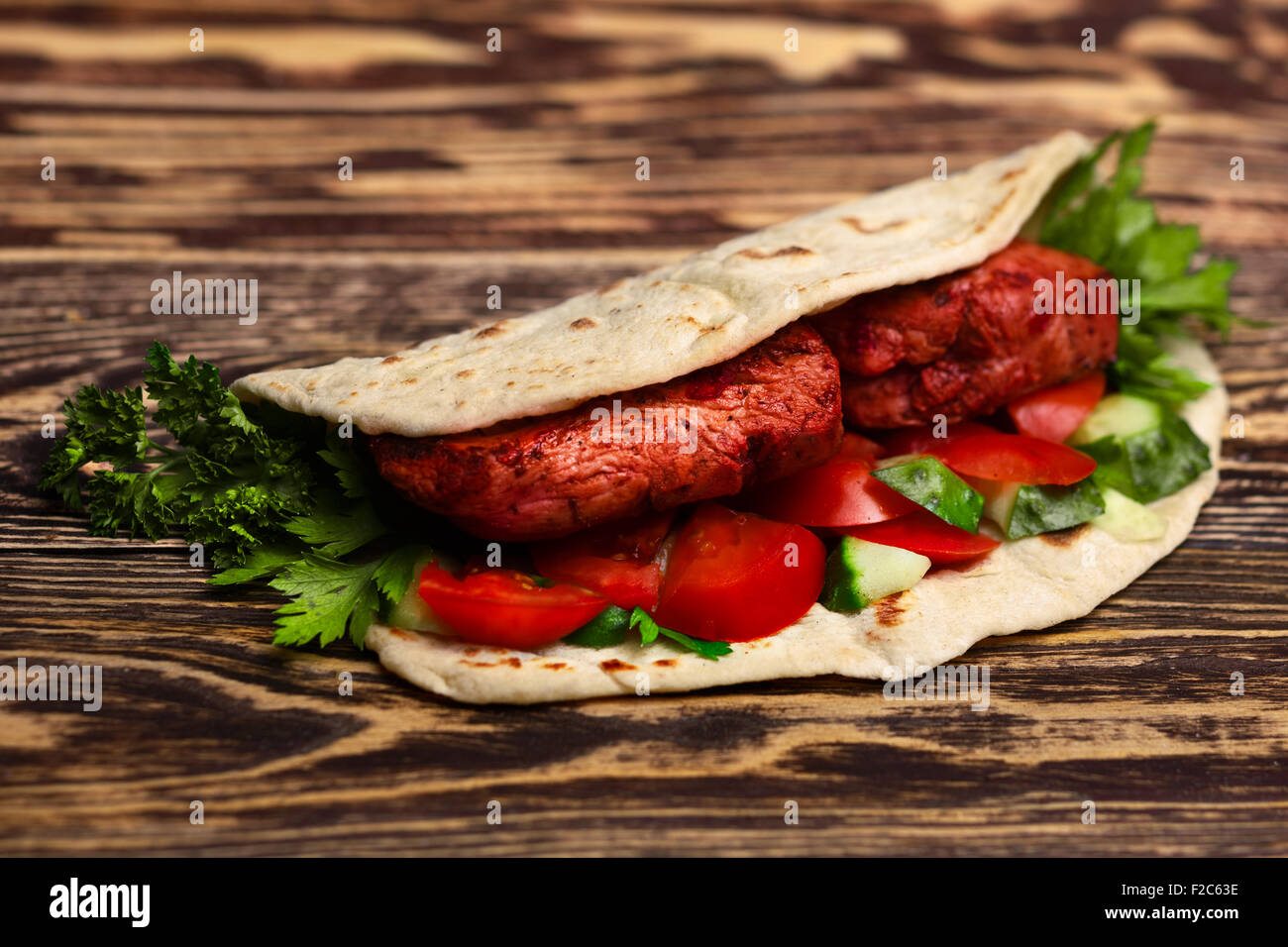 Pollo Tikka masala naan sandwich. Takeaway indiano Foto Stock