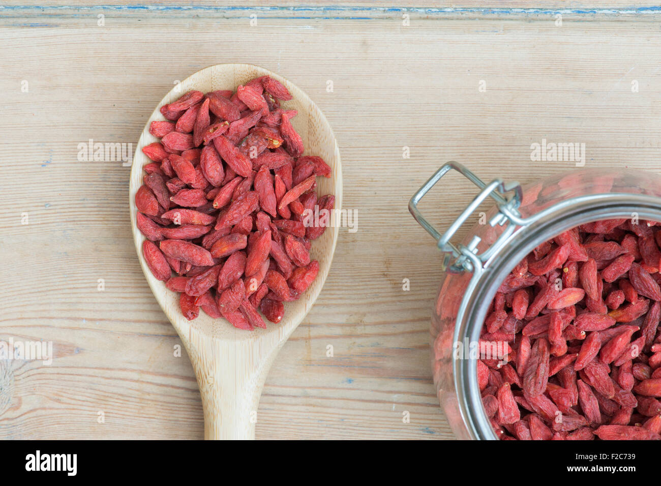 Lycium barbarum. Essiccati Goji bacche su un cucchiaio di legno e in un kilner giara di storage Foto Stock