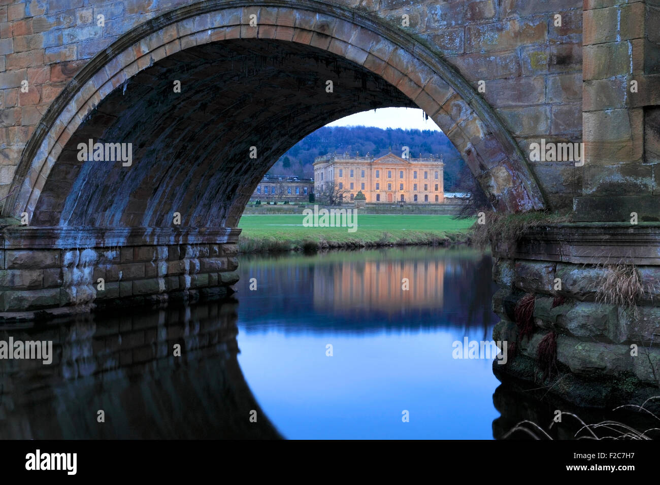 Chatsworth House di notte, sul fiume Derwent, casa del duca di Devonshire, Parco Nazionale di Peak District, Derbyshire, England, Regno Unito Foto Stock