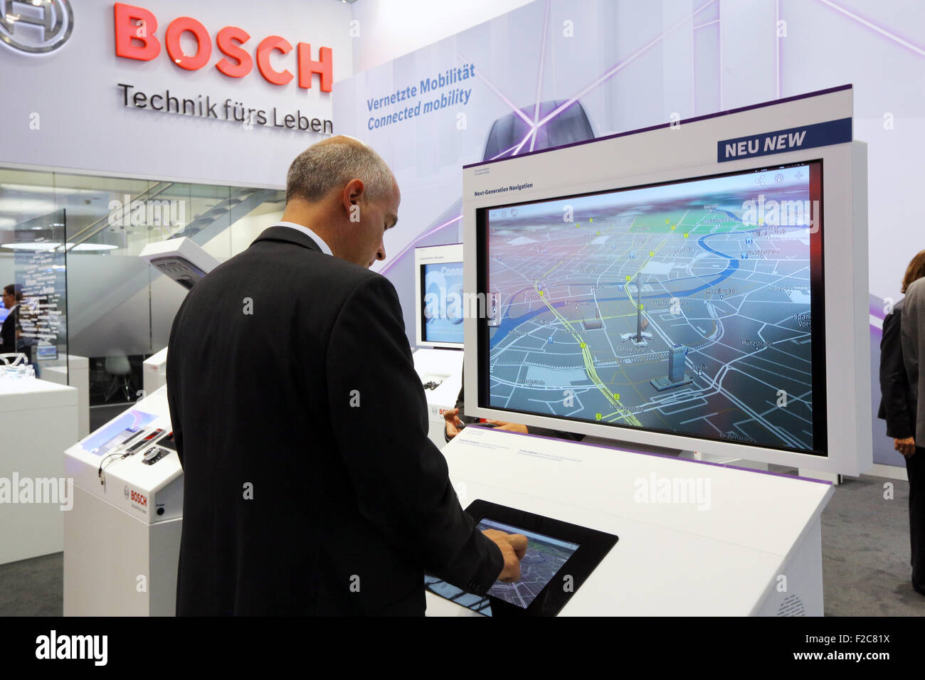 Frankfurt/M, 16.09.2015 - mobilità collegata al sistema Bosch stand presso il 66° International Motor Show IAA 2015 (Internationale Automobil Ausstellung, IAA) di Francoforte sul Meno, Germania Foto Stock