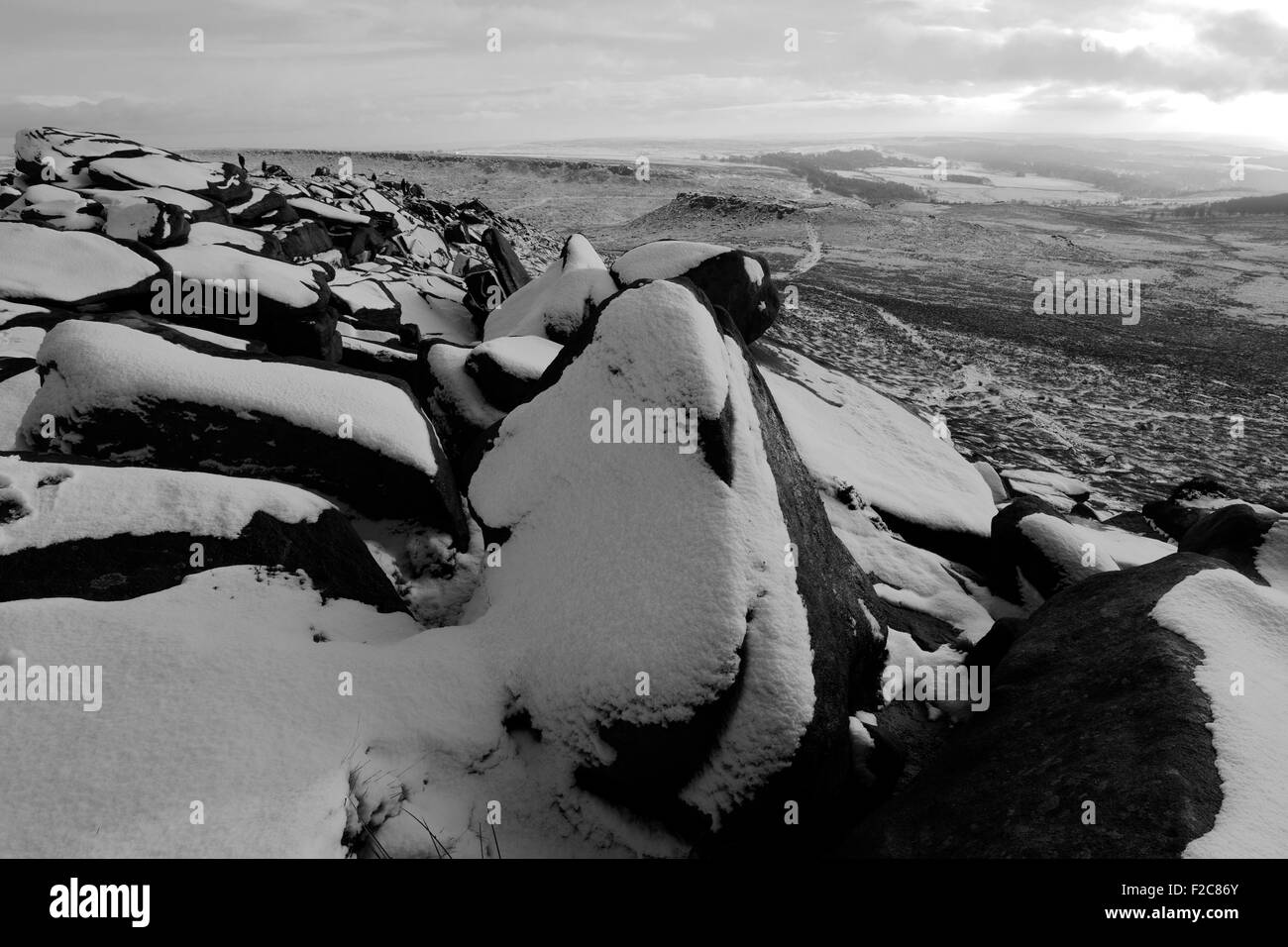 Gennaio, winter snow view, Higger Tor vicino a Hathersage village, Derbyshire County; Parco Nazionale di Peak District; Inghilterra; Regno Unito Foto Stock