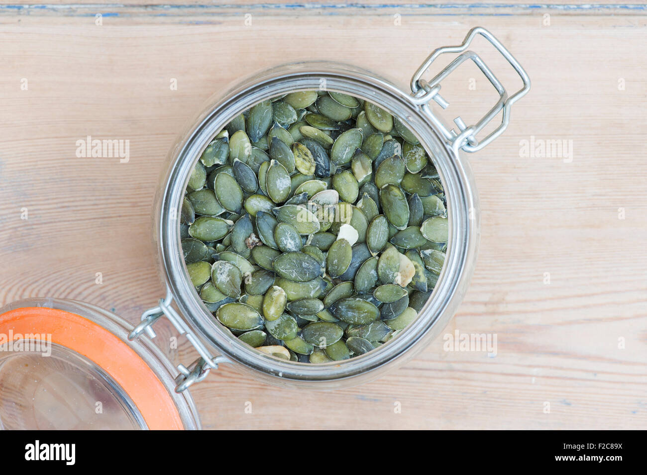 Semi di zucca in un vaso di deposito del kilner Foto Stock