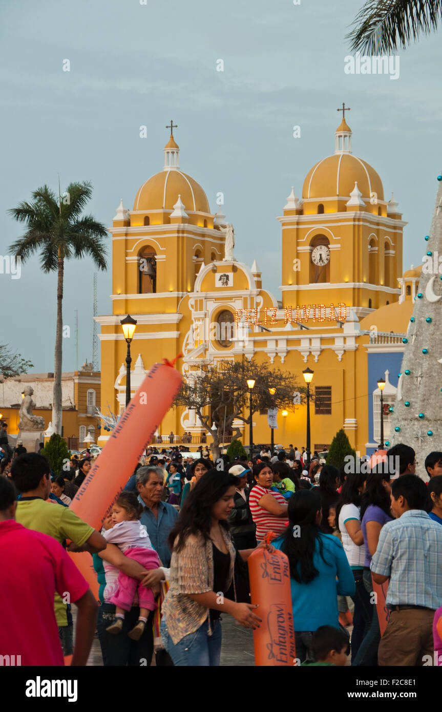 Plaza principale piena di gente a natale nella città di Trujillo in Perù Foto Stock