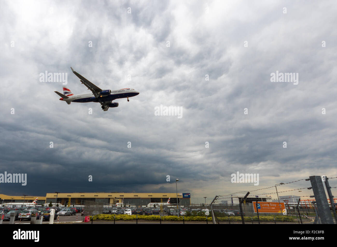 Un British Airways Airbus A320 atterra sulla pista 27R presso l'aeroporto di Heathrow (LHR / EGLL). Foto Stock