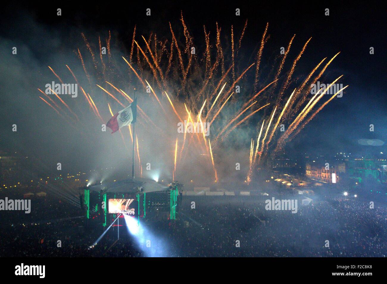 Città del Messico. Xv Sep, 2015. Fuochi d'artificio sono visti durante le celebrazioni della "Grido di indipendenza" portato dal Messico della Presidente Enrique Peña Nieto presso la piazza della costituzione di Città del Messico, capitale del Messico, sul Sett. 15, 2015. Credito: Jose Pazos/NOTIMEX/Xinhua/Alamy Live News Foto Stock