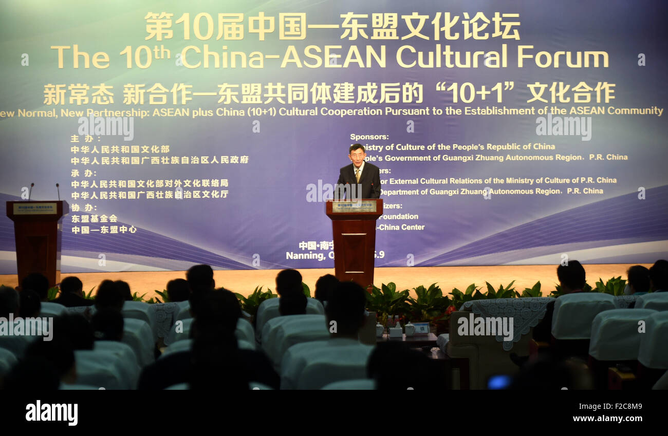 Nanning, della Cina di Guangxi Zhuang Regione autonoma. Xvi Sep, 2015. Il decimo Cina-ASEAN Forum culturale si apre in Nanning, capitale del sud della Cina di Guangxi Zhuang Regione autonoma, Sett. 16, 2015. Oltre 200 persone provenienti da Cina e Sudest Asiatico hanno partecipato al forum. © Zhang Ailin/Xinhua/Alamy Live News Foto Stock