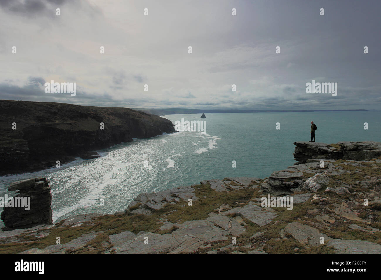 Maschio adulto walker, robusto litorale, Port Isaac Bay nei pressi di Tintagel town, Cornwall County, England, Regno Unito Foto Stock