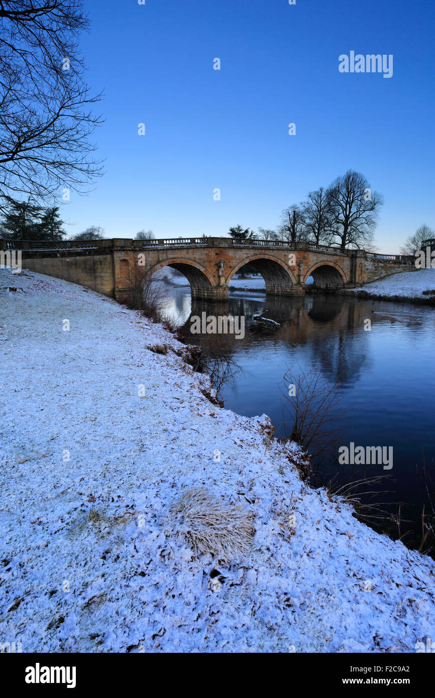 Inverno neve a Chatsworth House, sul fiume Derwent, casa del duca di Devonshire, Parco Nazionale di Peak District, Derbyshire, England, Regno Unito Foto Stock