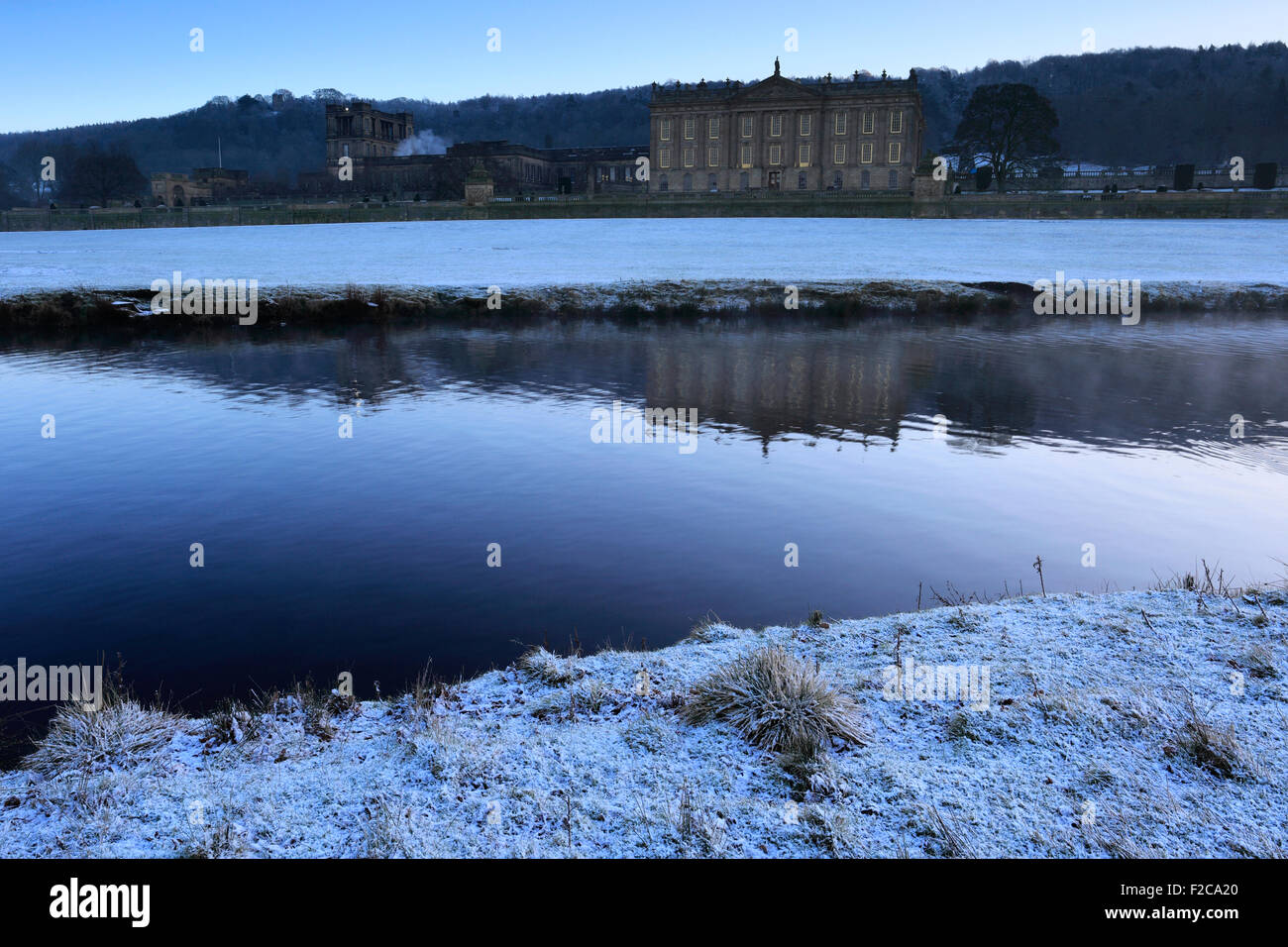 Inverno neve a Chatsworth House, sul fiume Derwent, casa del duca di Devonshire, Parco Nazionale di Peak District, Derbyshire, England, Regno Unito Foto Stock