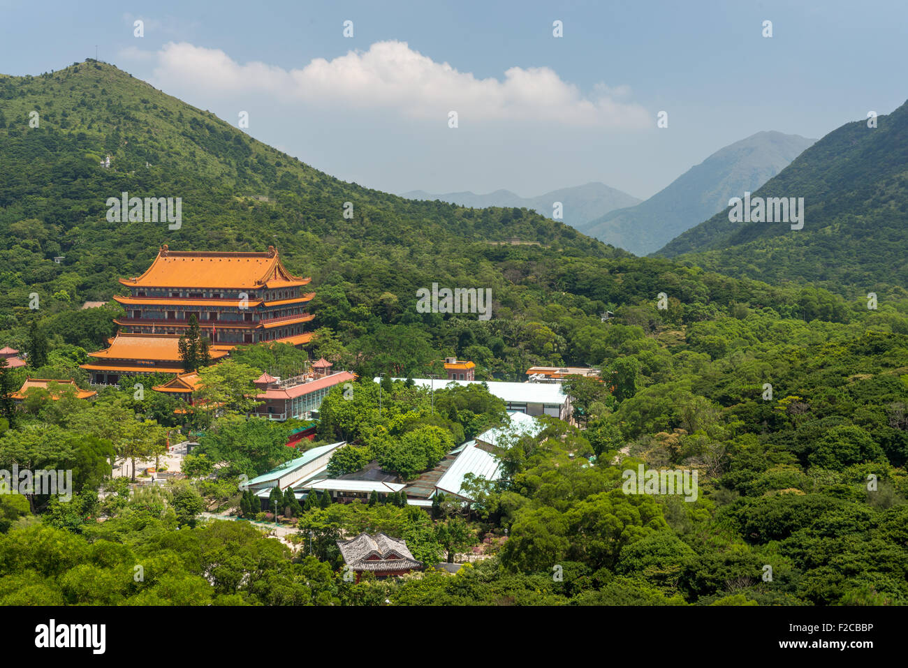 Tian Tan monastero buddista presso il villaggio di Ngong Ping sull'Isola di Lantau in Hong Kong SAR Foto Stock