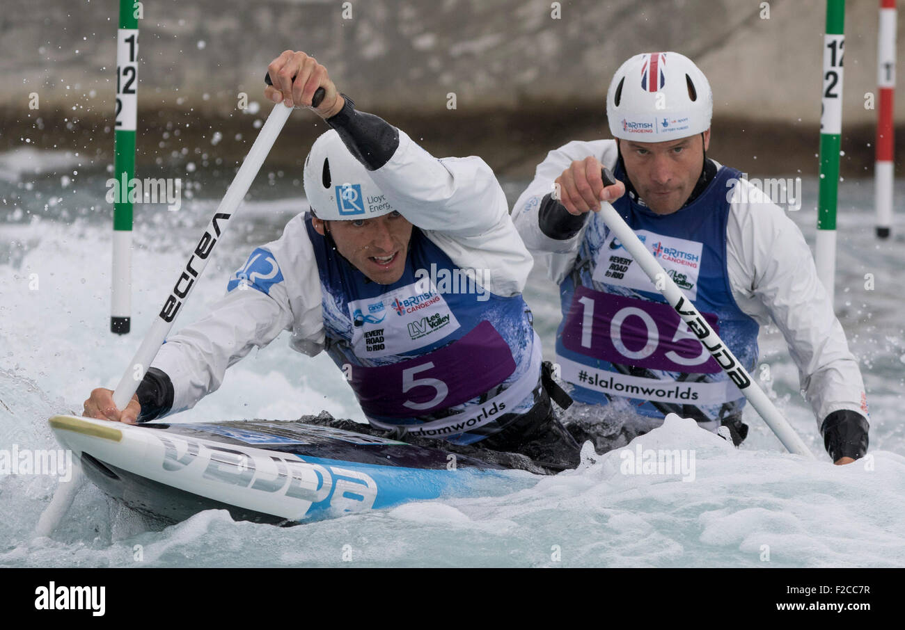 Lea Valley, Londra, Regno Unito. Xvi Sep, 2015. ICF Canoa Slalom campionato del mondo. Giorno uno. C2 uomini, David Firenze (GBR) e Richard Hounslow (GBR) - Campioni del mondo, durante la prima esecuzione di riscaldatori in C2 gli uomini. © Azione Sport Plus/Alamy Live News Foto Stock