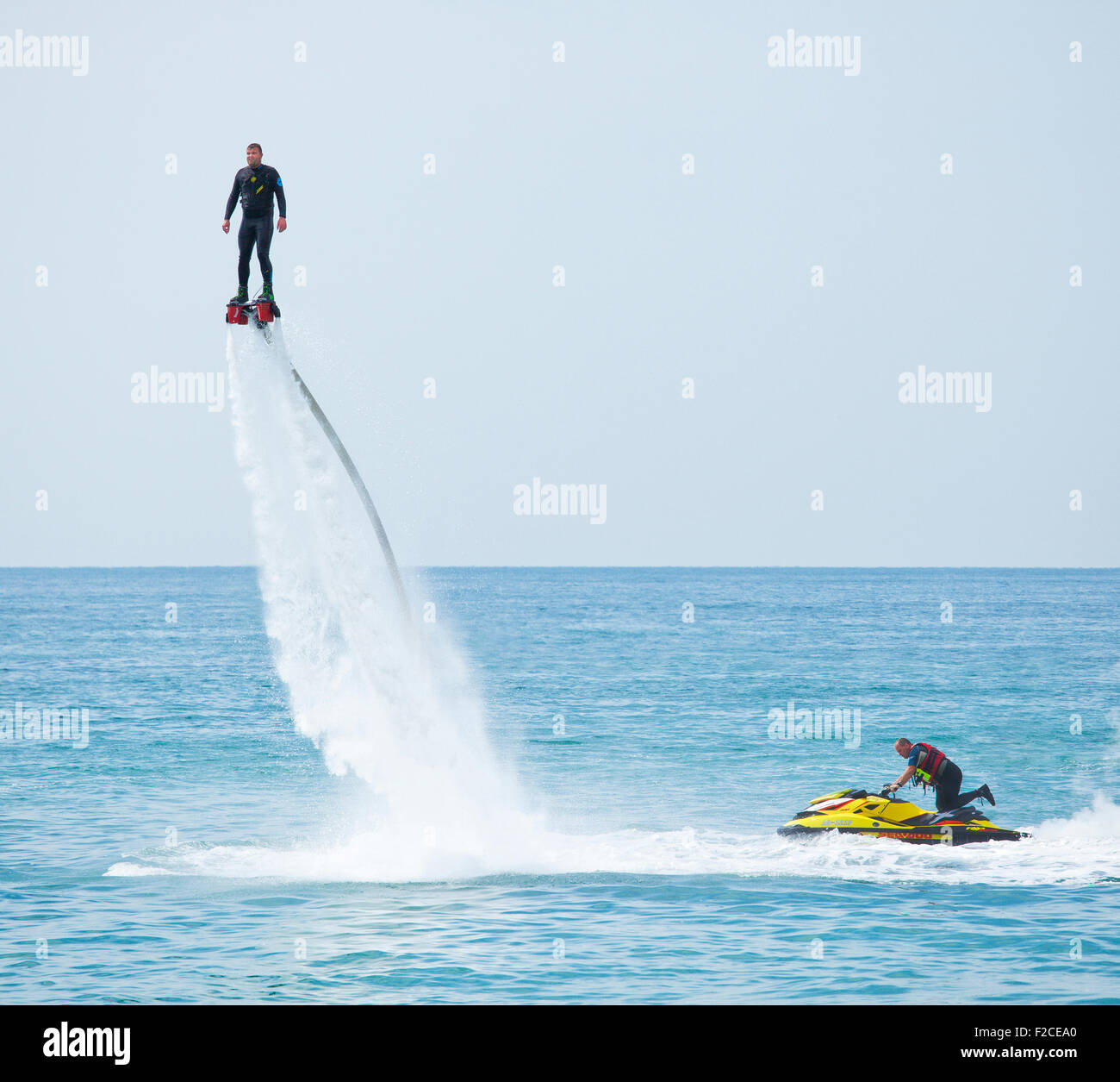Un uomo su un Flyboard attaccato ad un Jet Ski. Foto Stock