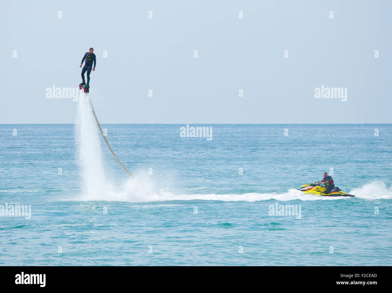 Un uomo su un Flyboard attaccato ad un Jet Ski. Foto Stock