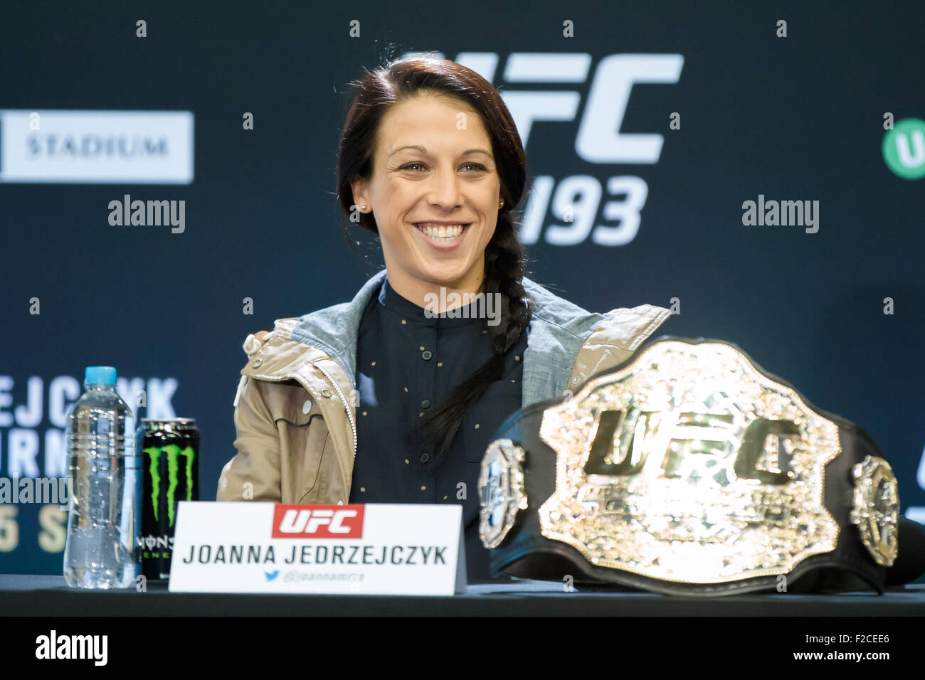 Melbourne, Australia. Settembre 16, 2015. UFC campione strawweight Joanna Jedrzejczyk attende di parlare nel corso di una conferenza stampa davanti a UFC 193 che si terrà presso lo Stadio Etihad a Melbourne, in Australia a Novembre 15, 2015. UFC 193 avrà titolo con una lotta con i combattenti di sesso femminile ed è impostato per avere la più grande pubblico dal vivo nello sport la storia con una frequenza stimata di 70.000. Credito: Cal Sport Media/Alamy Live News Foto Stock