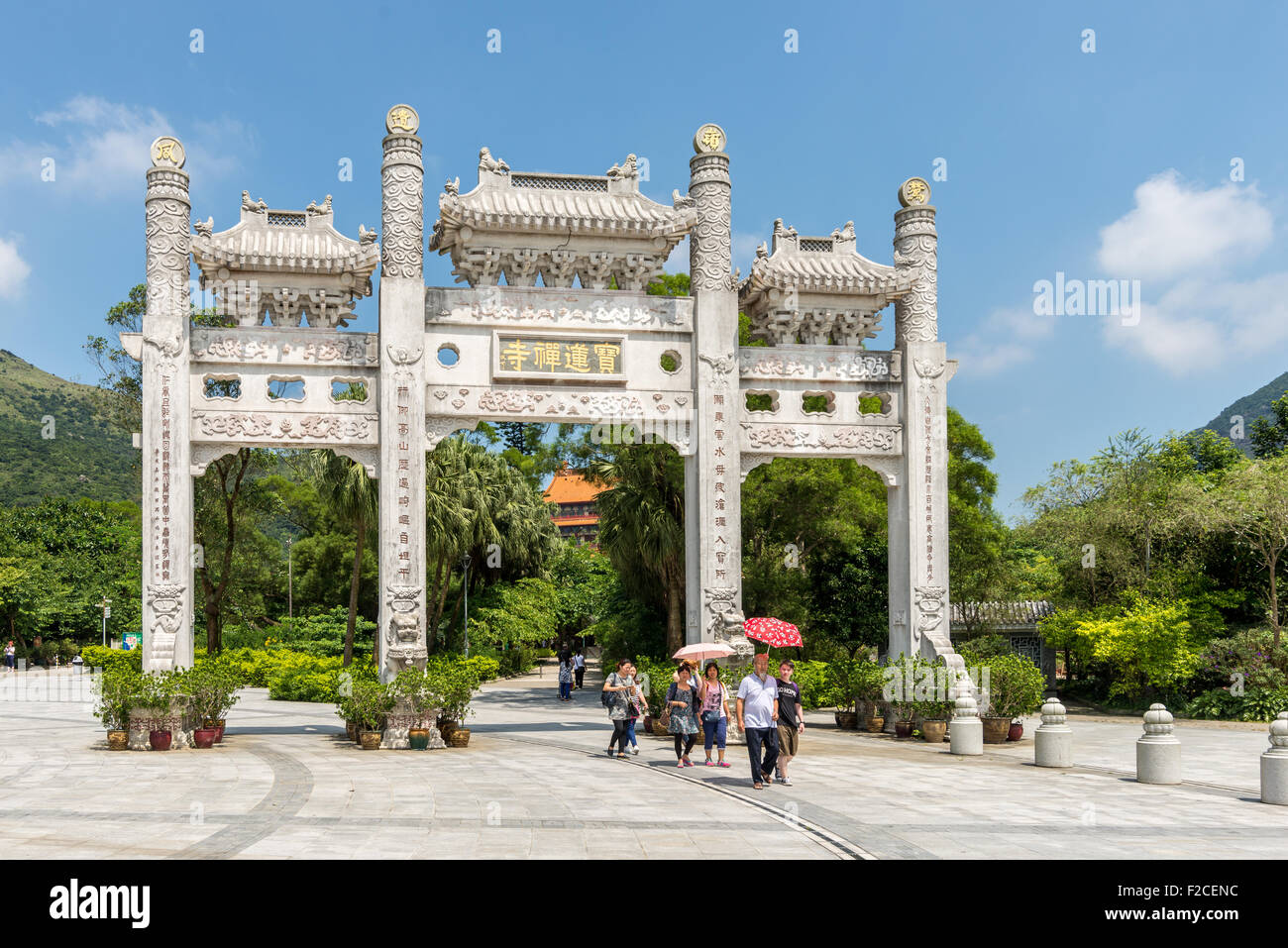 Cancello di ingresso e la passerella di Tian monastero di stagno e il Big Buddha presso il villaggio di Ngong Ping sull'Isola di Lantau, Hong Kong Foto Stock