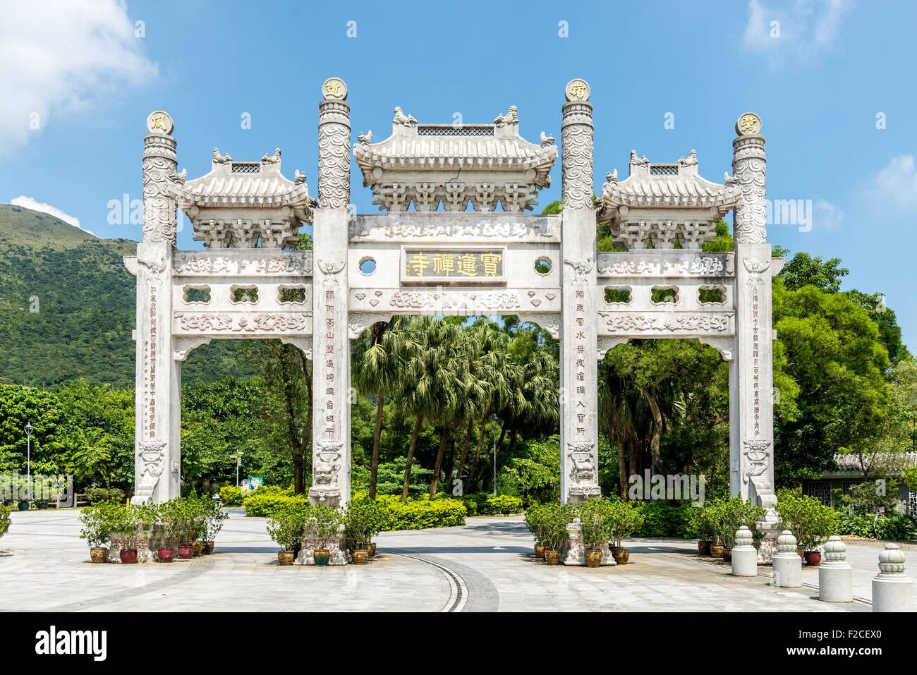 Cancello di ingresso e la passerella di Tian monastero di stagno e il Big Buddha presso il villaggio di Ngong Ping sull'Isola di Lantau, Hong Kong Foto Stock