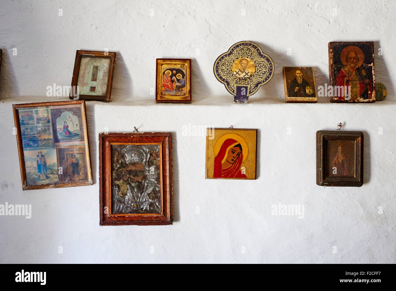 Le icone sulla parete in un tradizionale chiesa greca, Ikaria, Grecia. Foto Stock