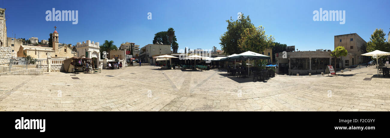 Nazareth, Israele: vista panoramica pf la piazza principale con la Chiesa ortodossa greca dell'Annunciazione, Chiesa di San Gabriel, costruita in epoca bizantina Foto Stock