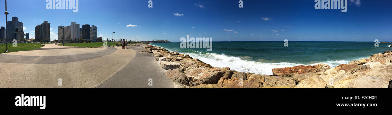 Giorno di estate in Tel Aviv, Israele, Vecchia Jaffa sullo sfondo, mare Mediterraneo Foto Stock