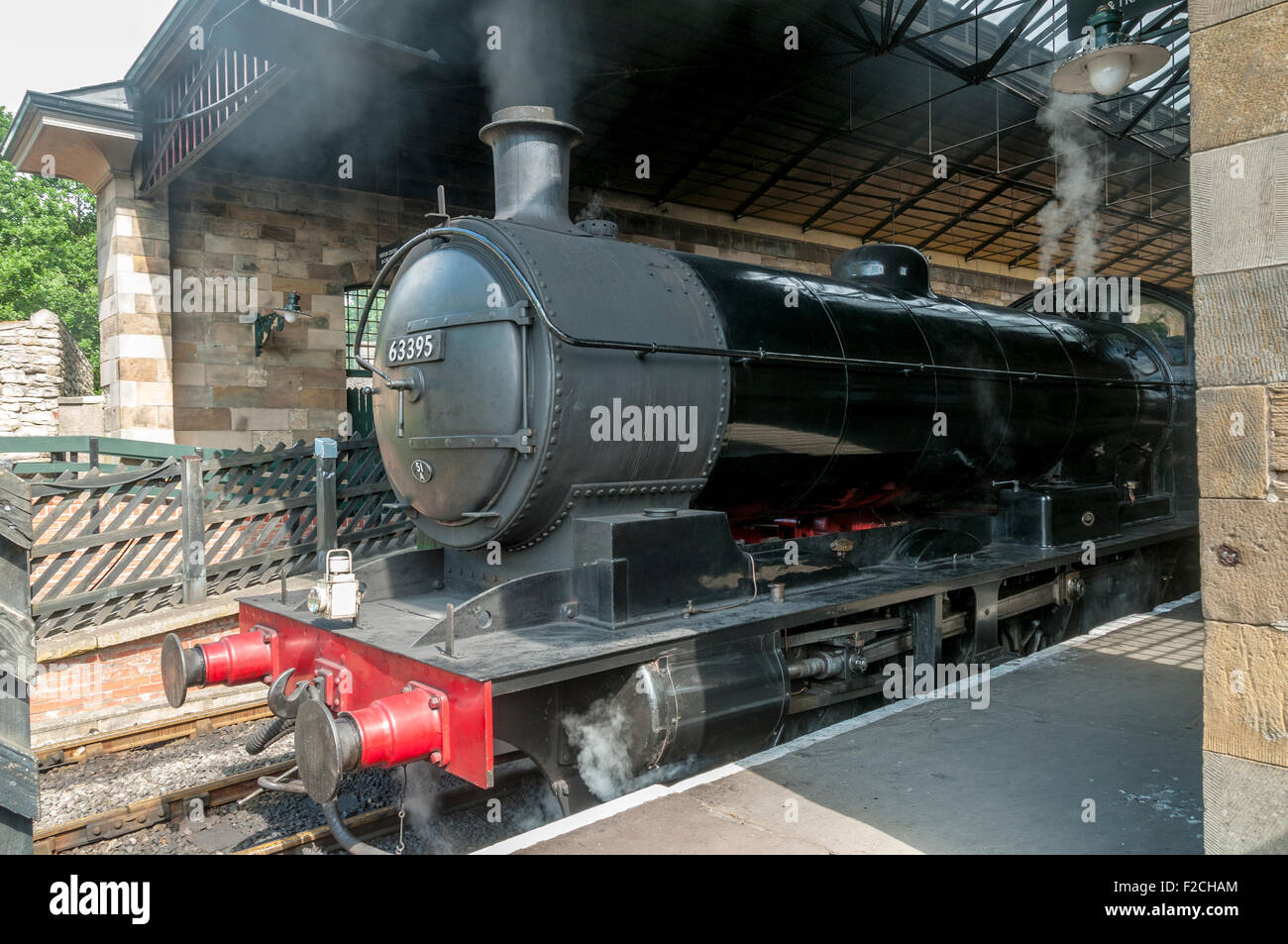 LNER Q6 0-8-0 n. 63395 locomotiva a vapore a Pickering stazione sul NYMR, nello Yorkshire, Inghilterra, Regno Unito Foto Stock