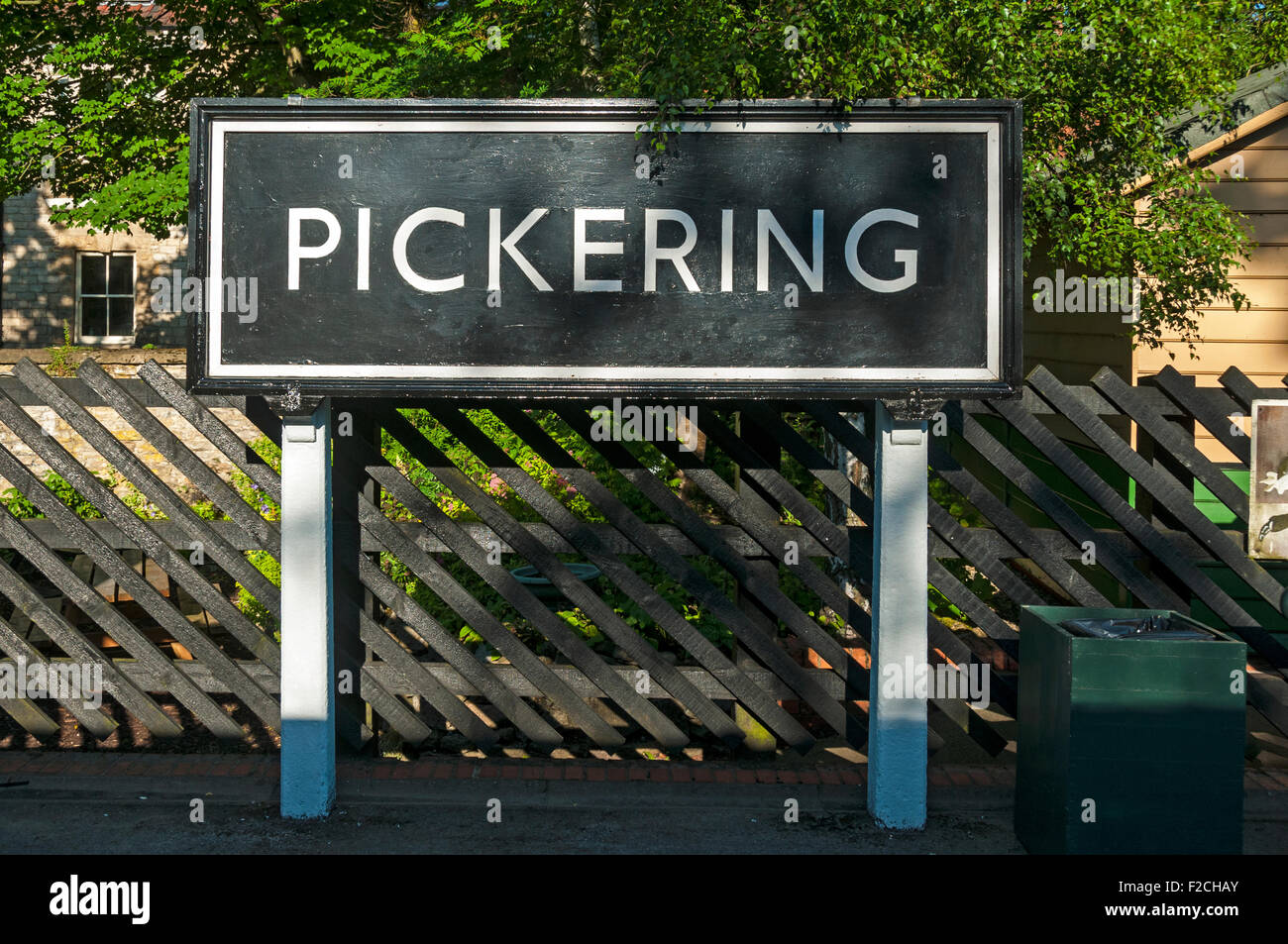 Segno a Pickering stazione ferroviaria sulla North Yorkshire Moors Railway, Pickering, nello Yorkshire, Inghilterra, Regno Unito Foto Stock