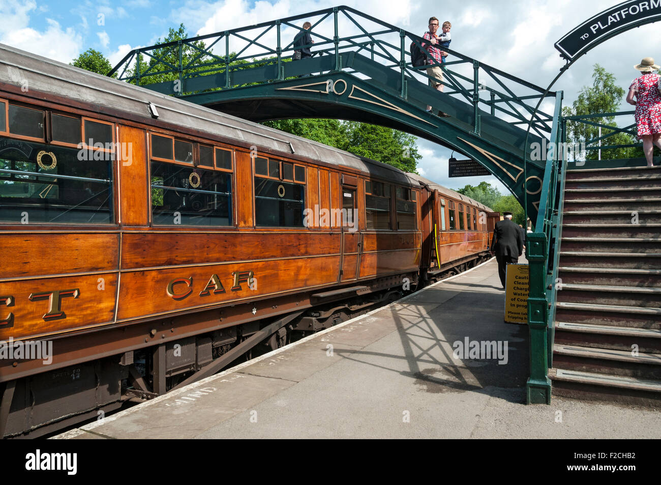Legno di teak auto a buffet a Pickering stazione sulla North Yorkshire Moors Railway, nello Yorkshire, Inghilterra, Regno Unito Foto Stock