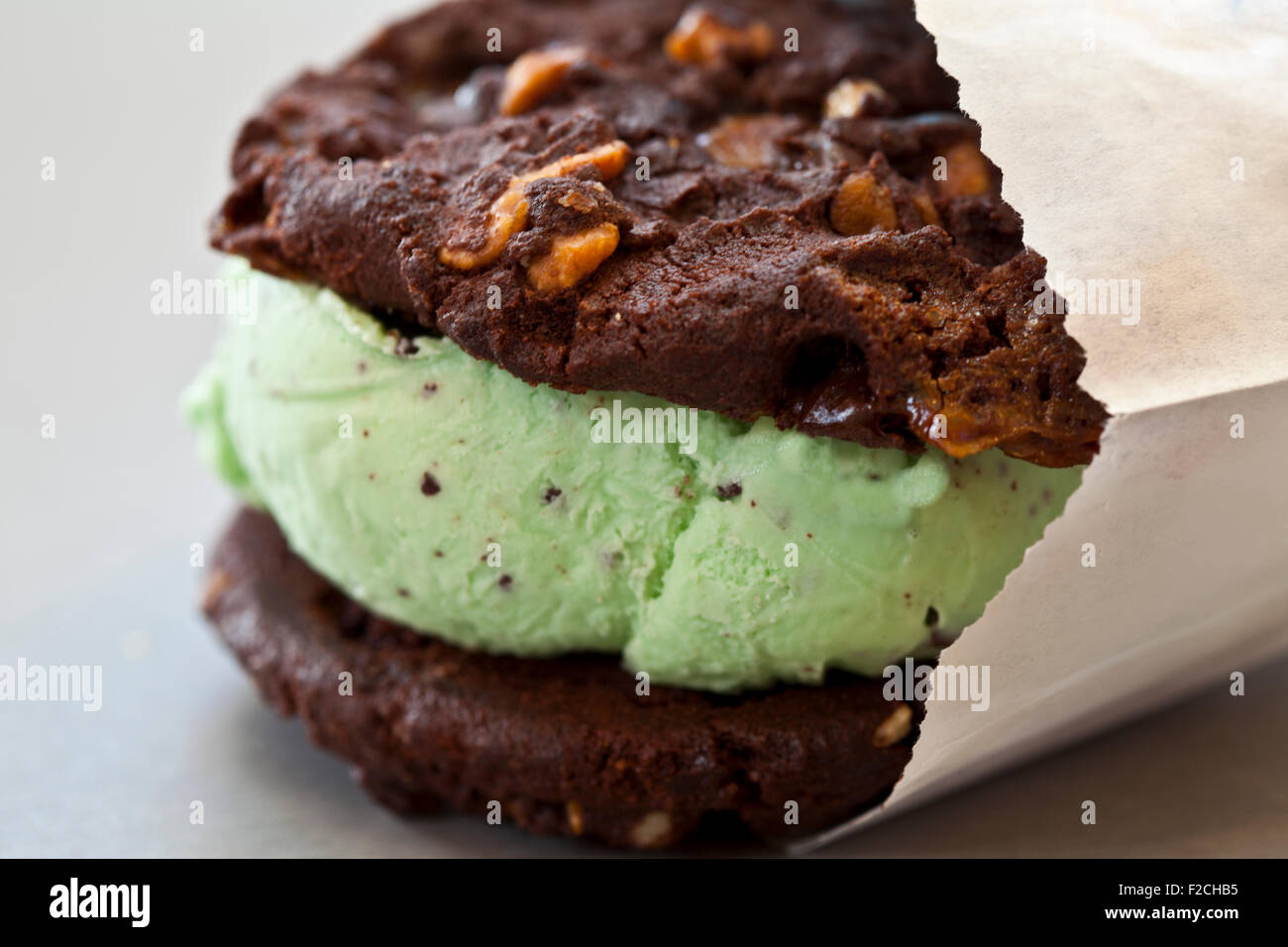 Mint ice cream sandwich con cioccolato fondente cookie in involucro bianco Foto Stock