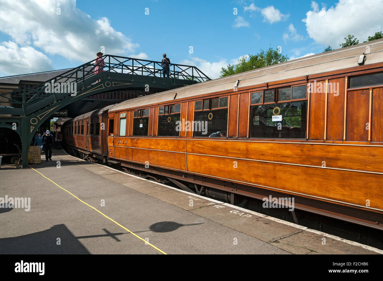 Legno di teak trasporto passeggeri a Pickering stazione sulla North Yorkshire Moors Railway, nello Yorkshire, Inghilterra, Regno Unito Foto Stock